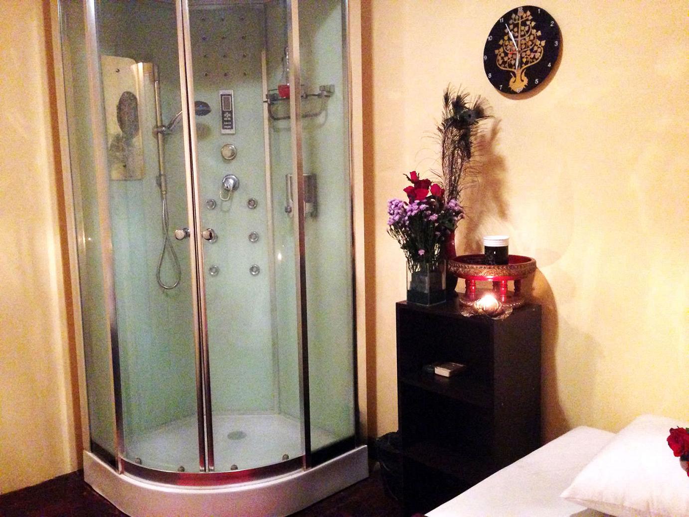 Showers in every room at HoneyBee Massage