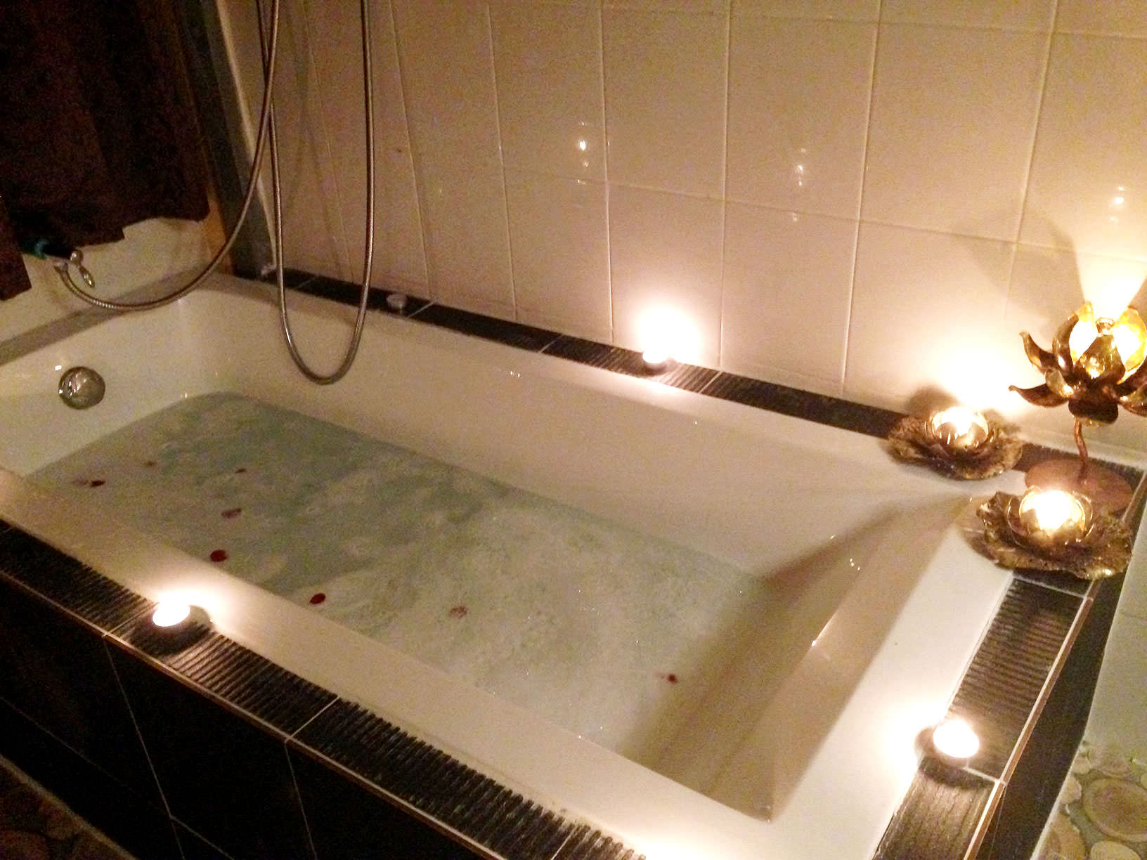 Relaxing bath at HoneyBee