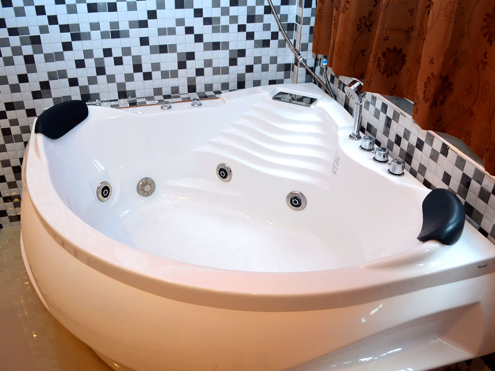 Jacuzzi at HoneyBee Massage
